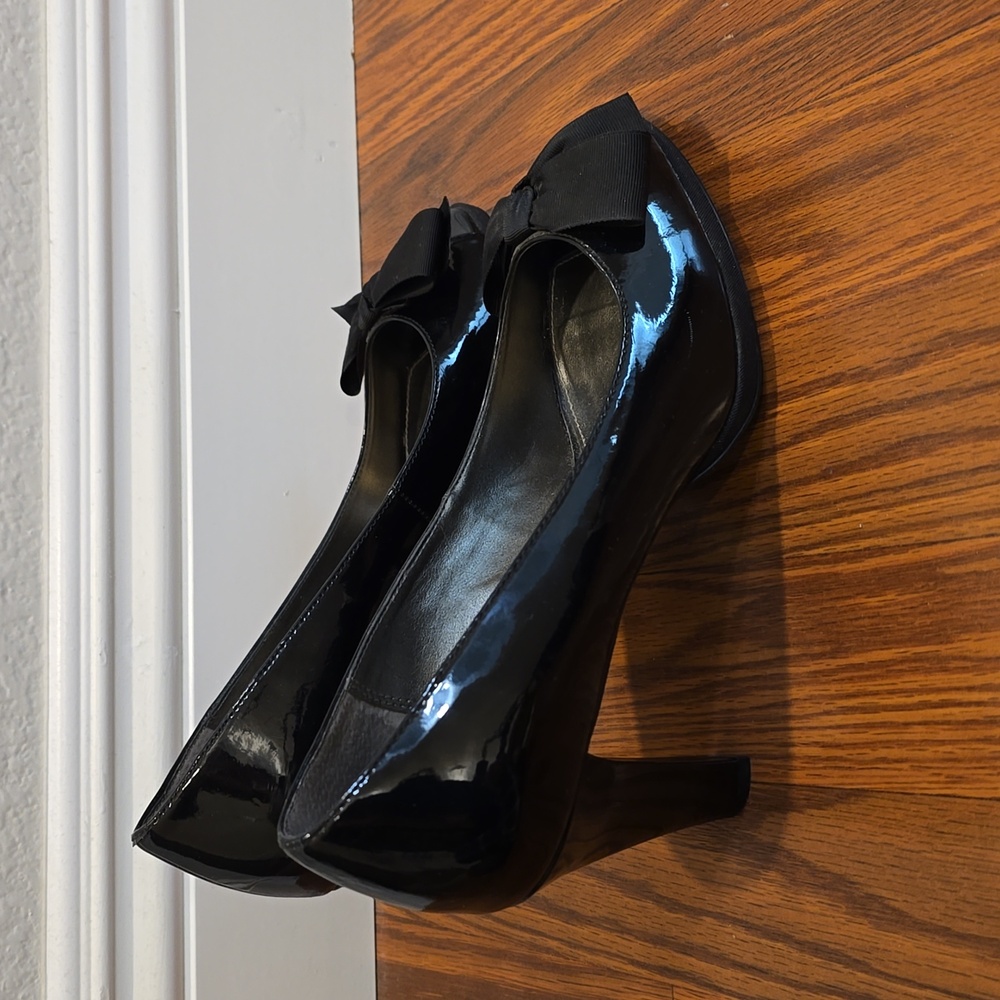 Liz Claiborne Faux Patent Leather Peep Toe Pumps - Picture 2 of 8